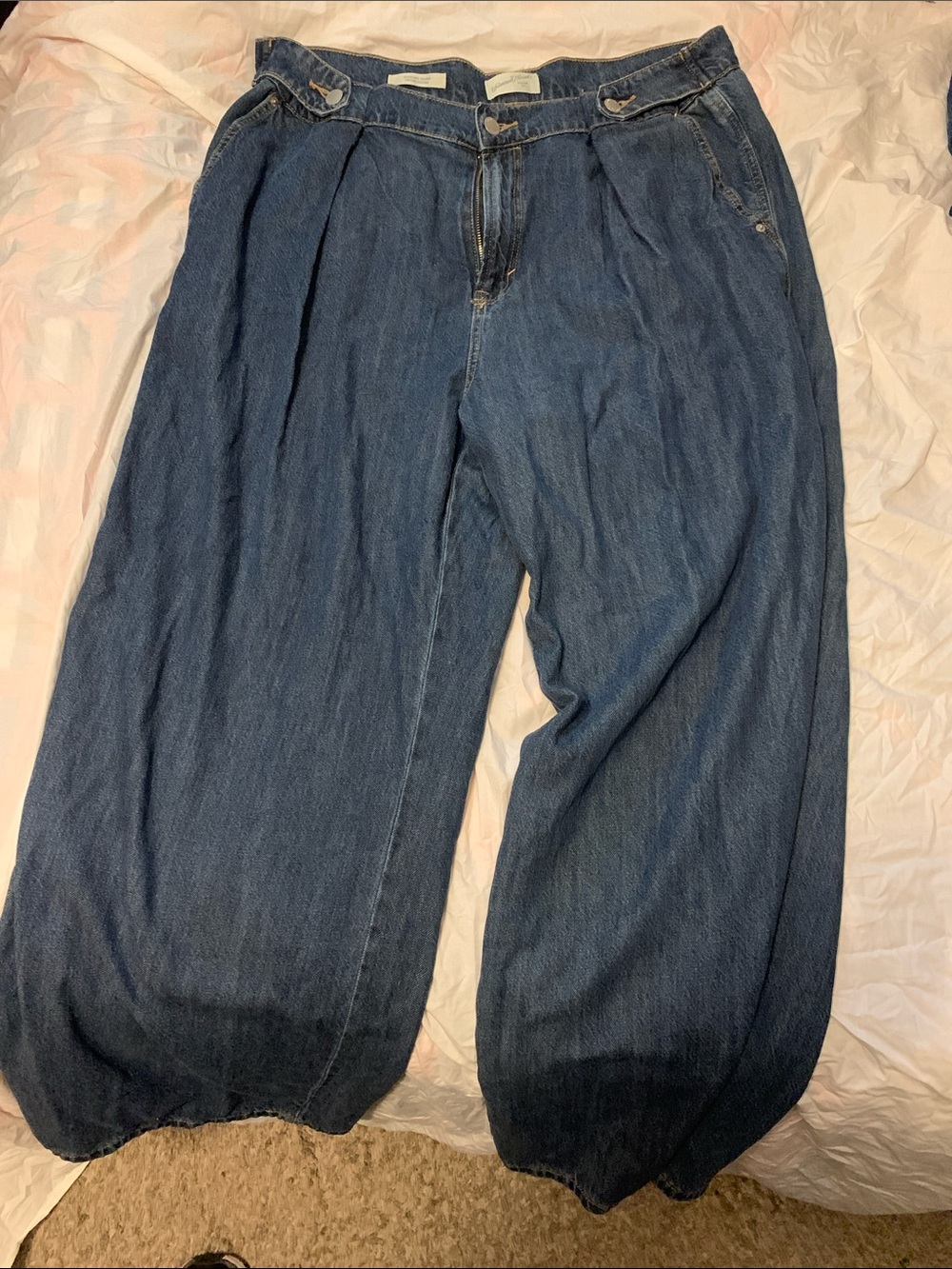 Universal Thread Women's Relaxed Pleated Jeans - Dark Blue